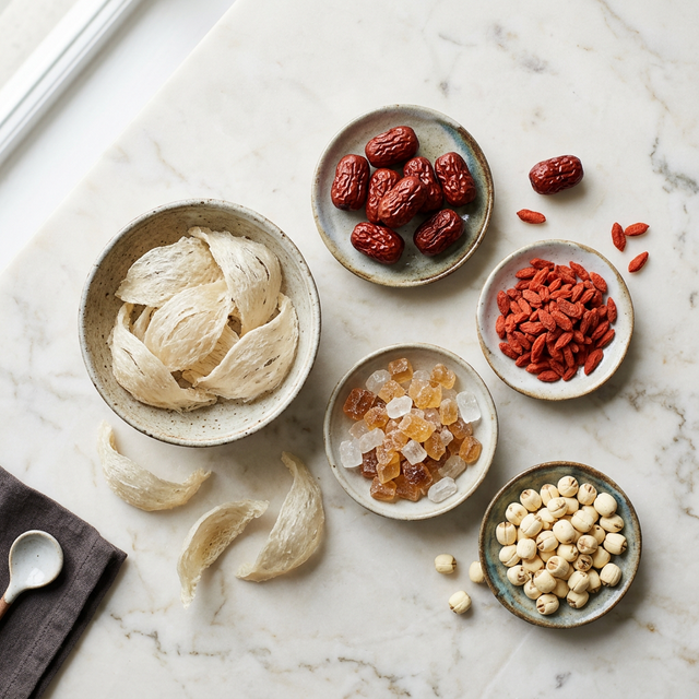 燕窝搭配红枣枸杞冰糖的养生食材组合