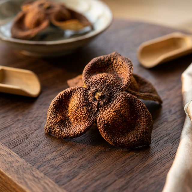 花姿盛新会陈皮三瓣开皮形态特写，红褐色果皮油点细密