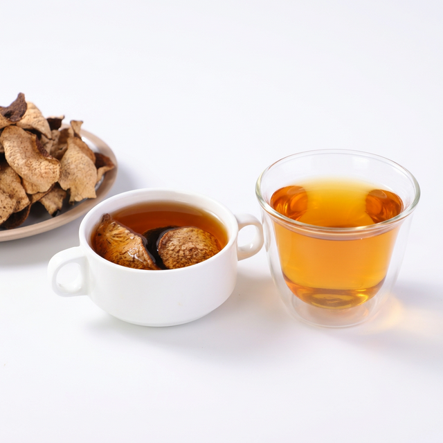 花姿盛陈皮泡出的金黄清透茶汤