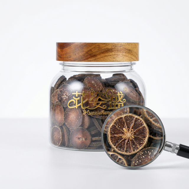 花姿盛化橘红品质检测特写，放大镜与白台面