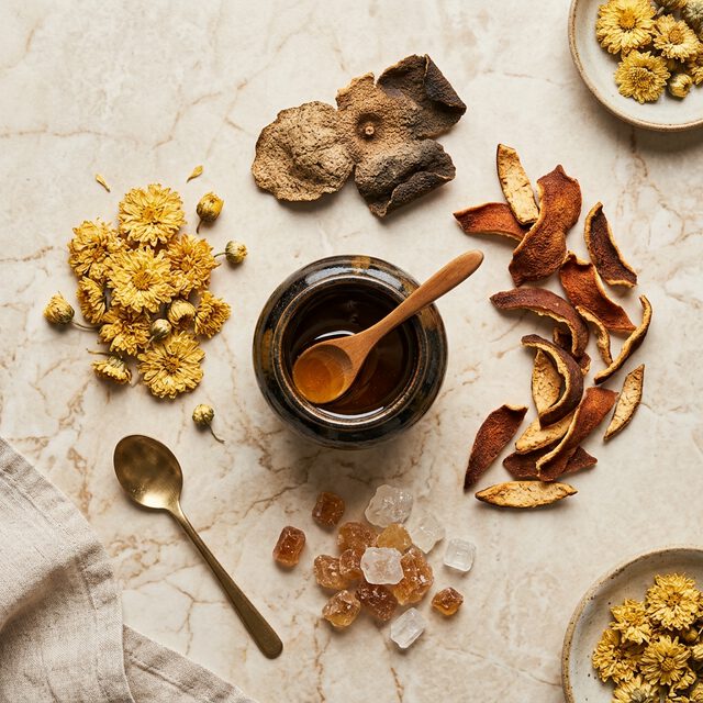 化橘红搭配蜂蜜、菊花、陈皮等养生食材俯拍