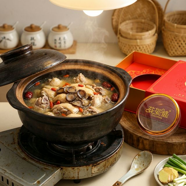 鹿茸炖鸡砂锅烹饪场景