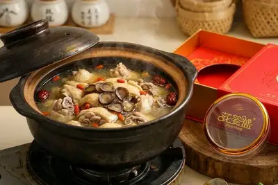 鹿茸炖鸡，花姿盛蜡片搭配散养土鸡文火慢炖两小时一碗汤温补全家附详细做法 — 养生知识 | 花姿盛养生智慧