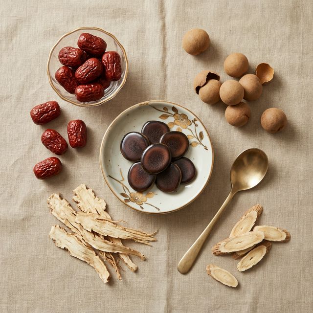 鹿茸蜡片搭配桂圆红枣当归黄芪养生食材展示