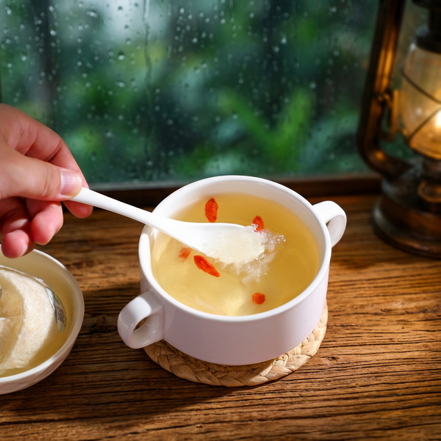 花姿盛干燕窝原盏特写，天然纹理清晰可见