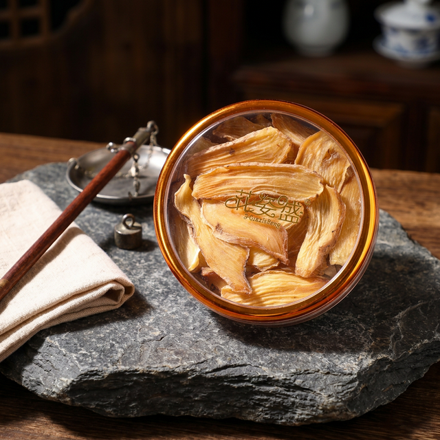 花姿盛天麻干片置于石板上，搭配传统药秤