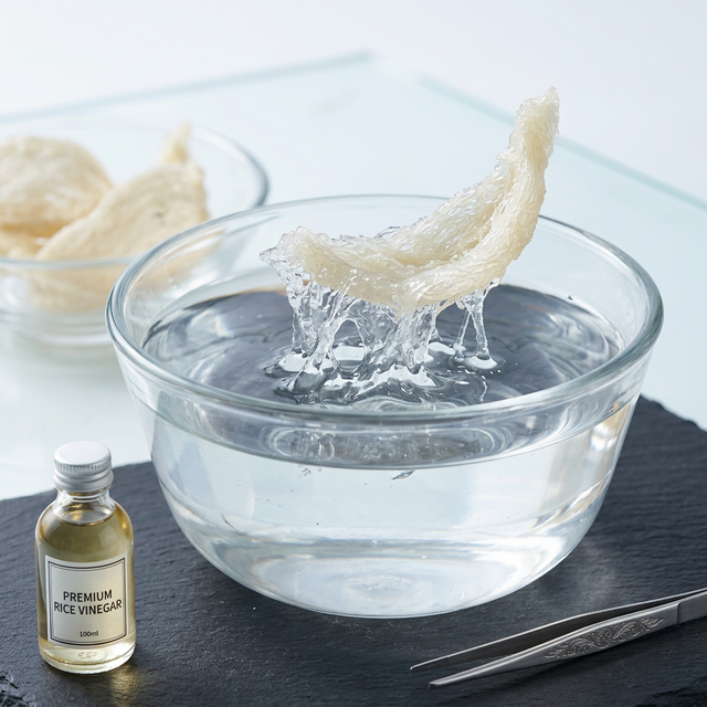 花姿盛燕窝在清水中泡发膨胀的过程展示