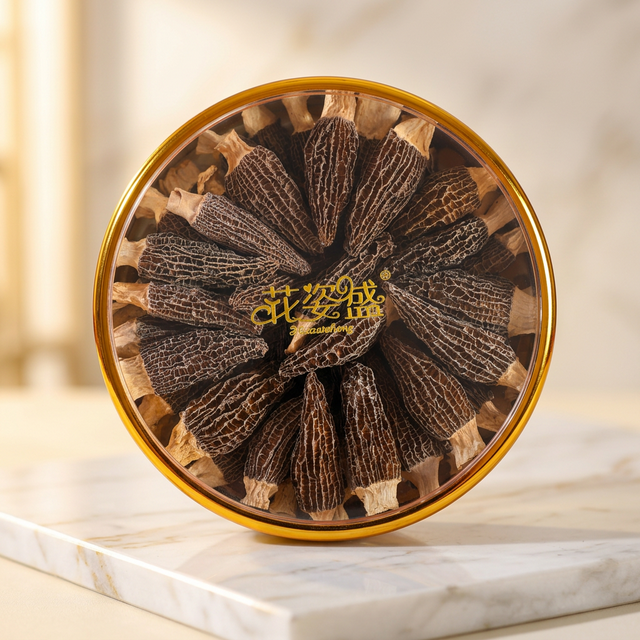 花姿盛羊肚菌干品微距特写，蜂窝纹理与金黄色泽