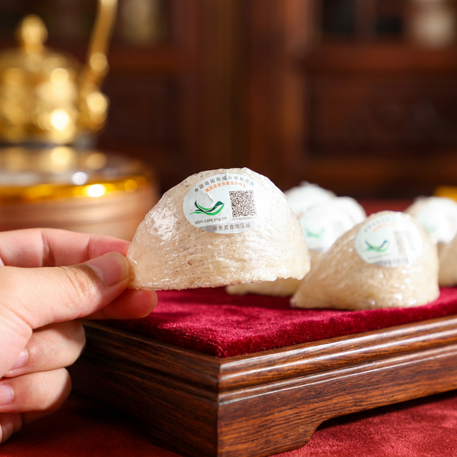 花姿盛马来西亚溯源燕窝产品特写，燕盏纤维清晰可见