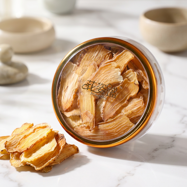 花姿盛天麻干片在白色大理石上的品质特写