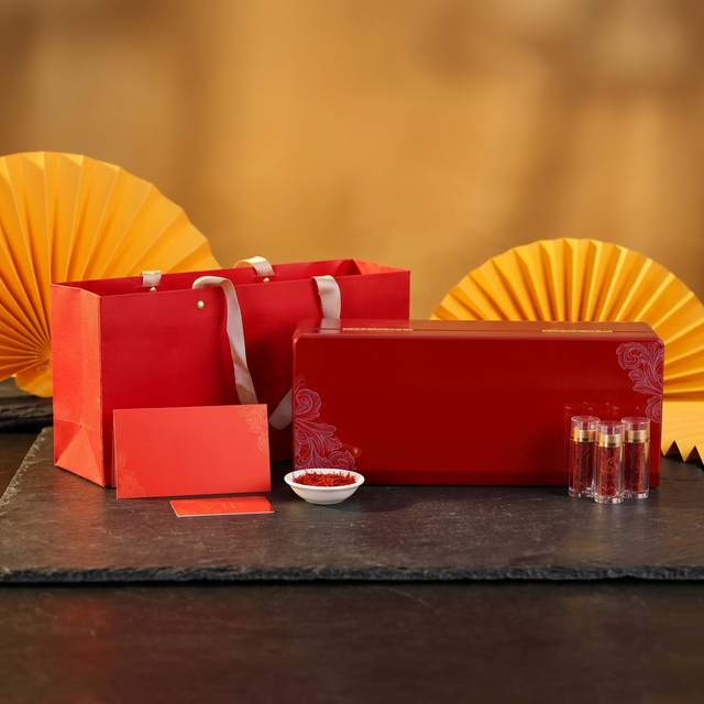 花姿盛藏红花花丝特写，白瓷碟上深红完整花丝