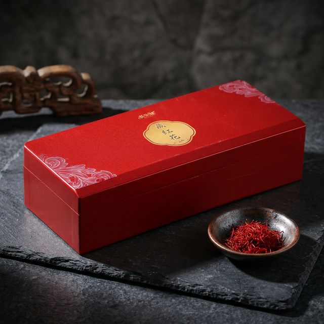 花姿盛藏红花全丝花瓣在深色背景上的产品特写