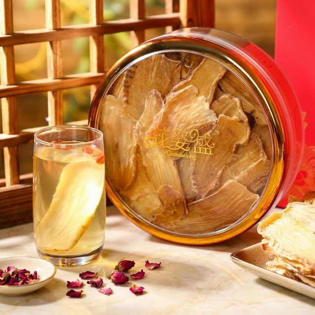 花姿盛秦岭天麻干品特写，质地半透明色泽淡黄