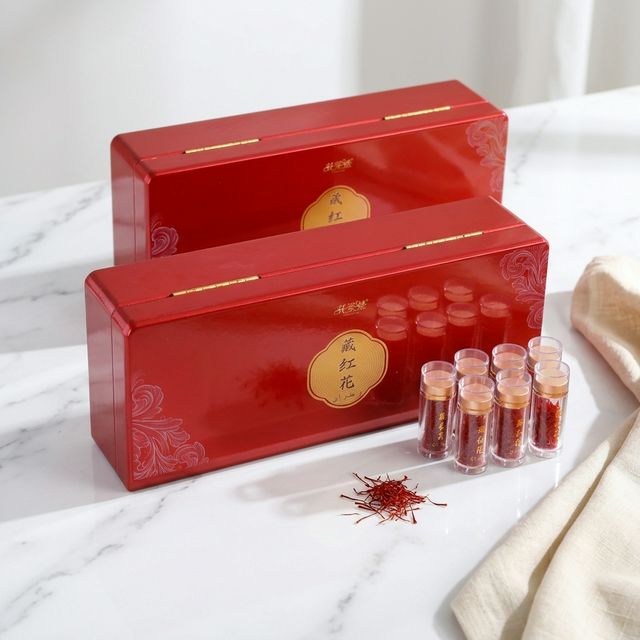 花姿盛藏红花全丝特写，白色大理石表面