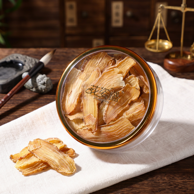 花姿盛天麻干品近景，白色麻布衬托中医书卷氛围