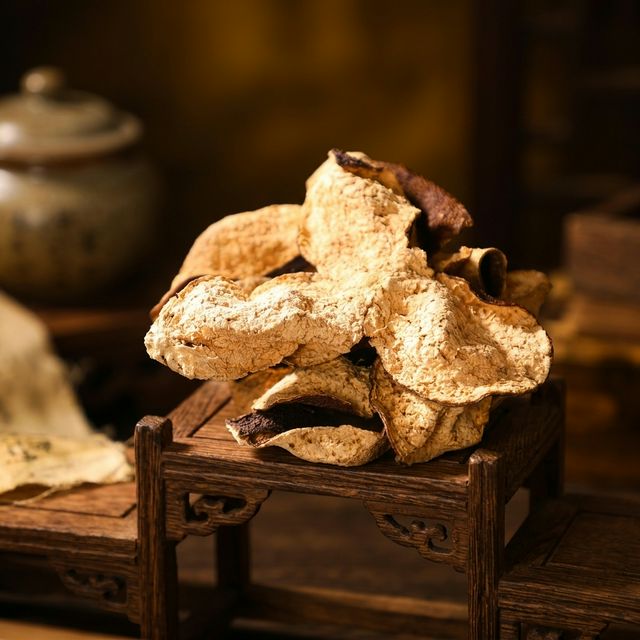 花姿盛新会陈皮特写，深褐色果皮油室密布陈香扑鼻