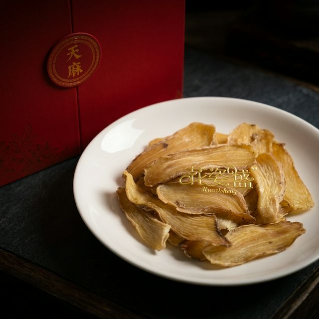 花姿盛天麻干品切片特写，质地半透明纹理清晰