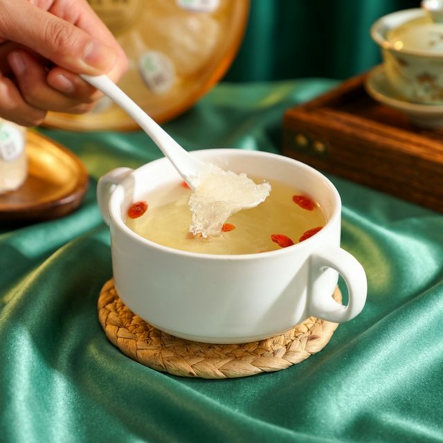 花姿盛干燕窝盏形特写,丝条粗壮纹理致密