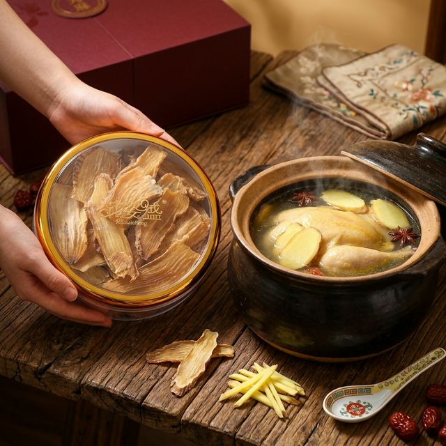 天麻炖鸡汤烹饪场景