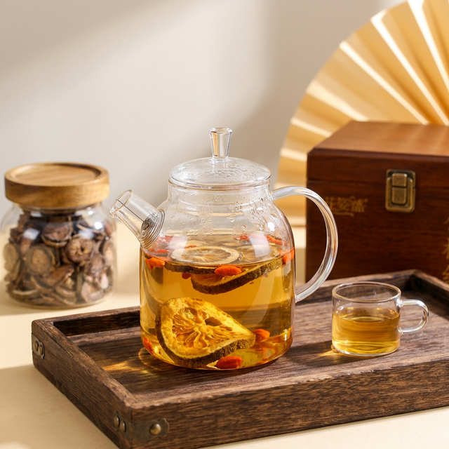化橘红泡水冲饮，金黄茶汤在玻璃壶中舒展