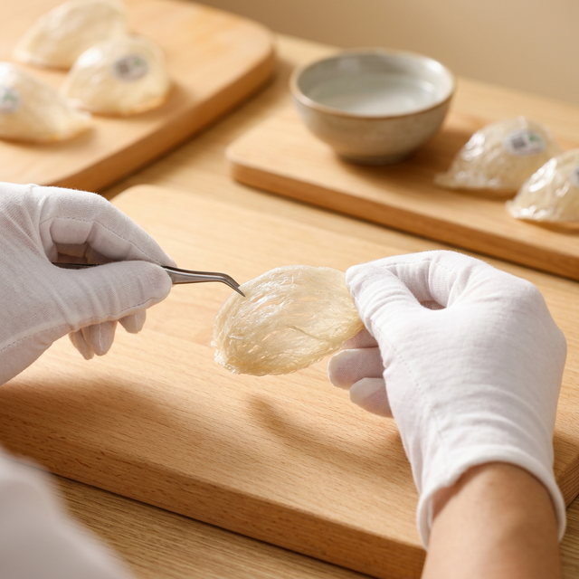 花姿盛燕窝手工精拣过程特写