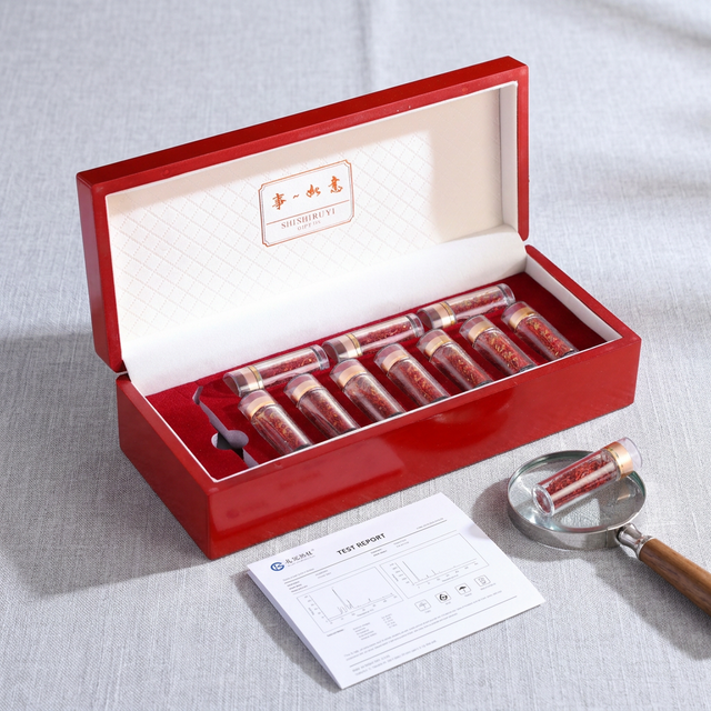 藏红花品质检测场景，花丝与放大镜置于浅灰亚麻桌面