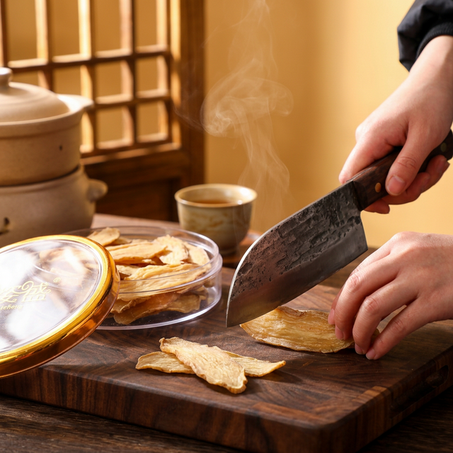 天麻切片备料炖汤的厉房场景