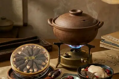 羊肚菌炖鸡汤的做法，花姿盛金堂林下菌搭配老母鸡文火两小时炖出琥珀色浓汤 — 养生知识 | 花姿盛养生智慧