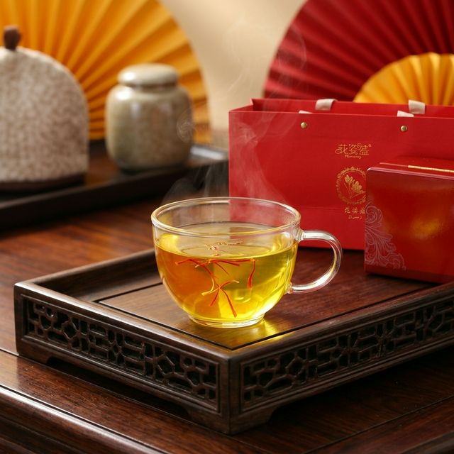 藏红花温水冲泡过程，花丝在杯中缓慢释出金黄色泽