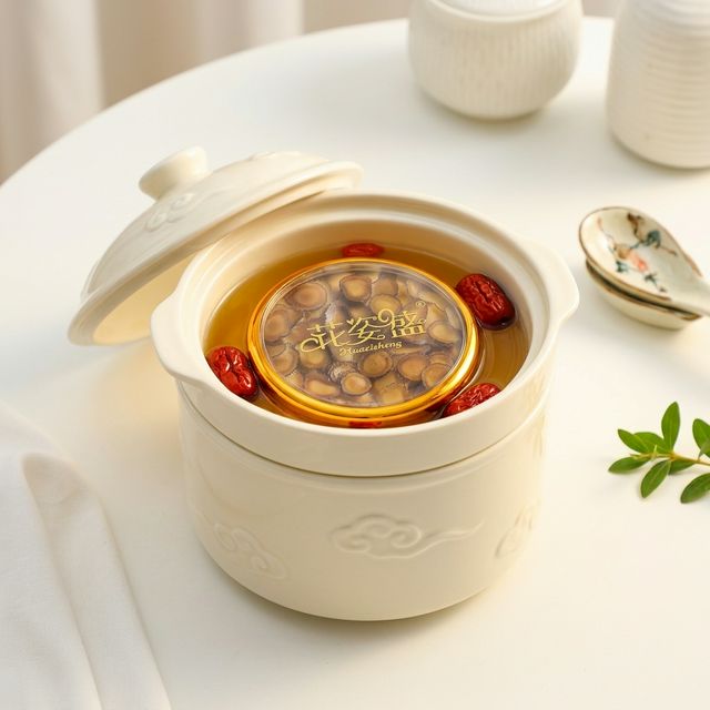鹿茸蜡片炖汤使用场景,温暖的陶瓷炖盅与红枣搭配