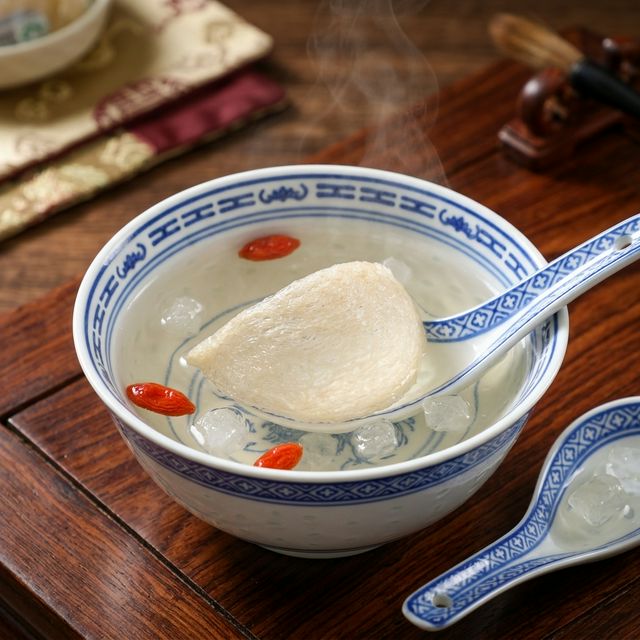 花姿盛燕窝冰糖炖盅,温润晶莹的燕窝汤品