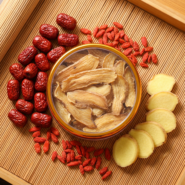 天麻搭配红枣枸杞养生食材平铺展示