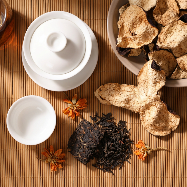 陈皮搭配普洱茶叶和白瓷盖碗的茶席组合