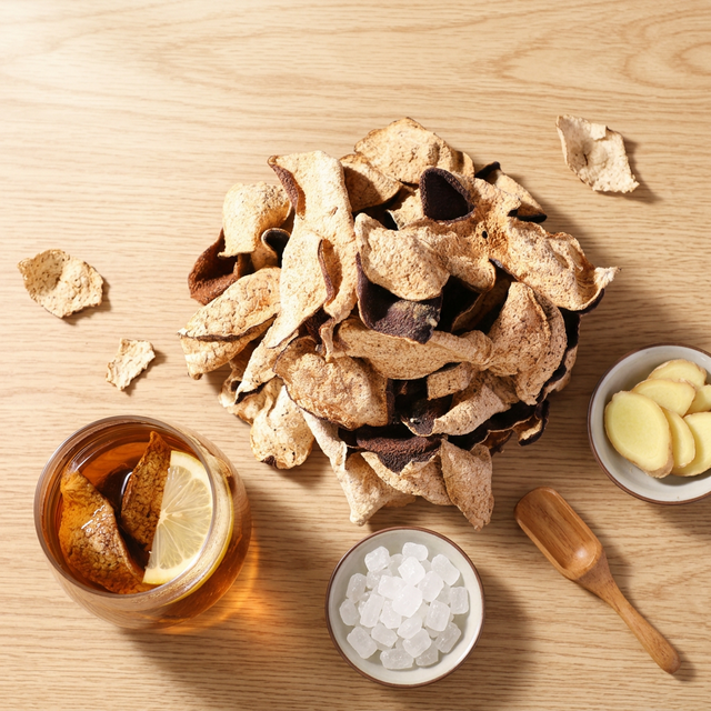 陈皮泡水搭配冰糖和柠檬的日常饮品