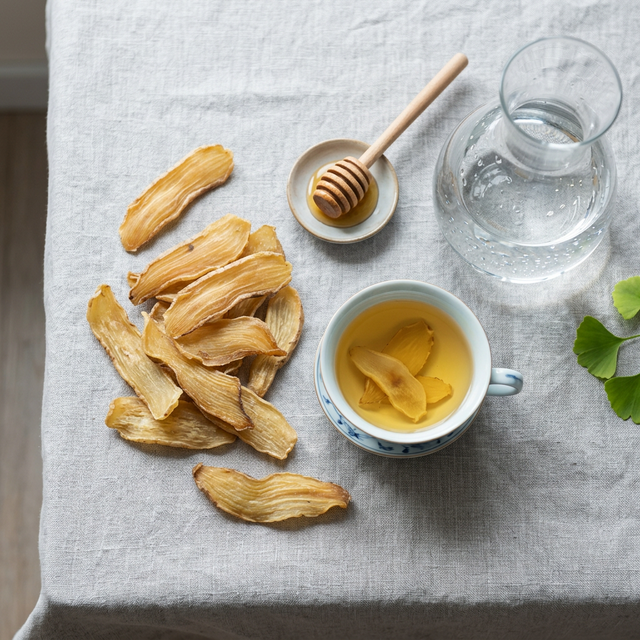 天麻搭配养生茶和蜂蜜的健康生活场景