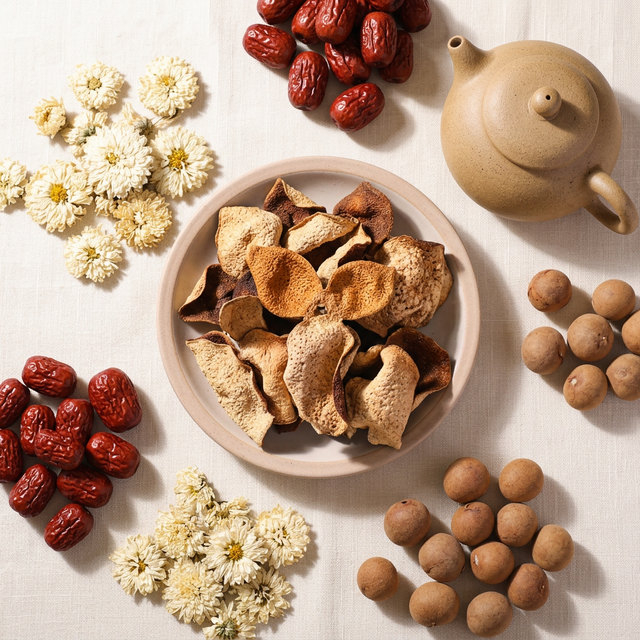 陈皮搭配菊花红枣桂圆养生食材俯拍
