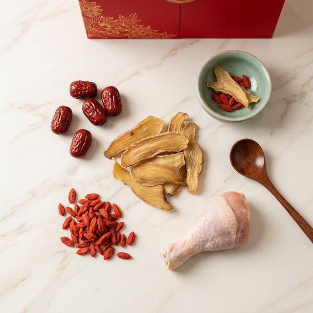 天麻搭配红枣枸杞炖鸡食材组合平铺展示