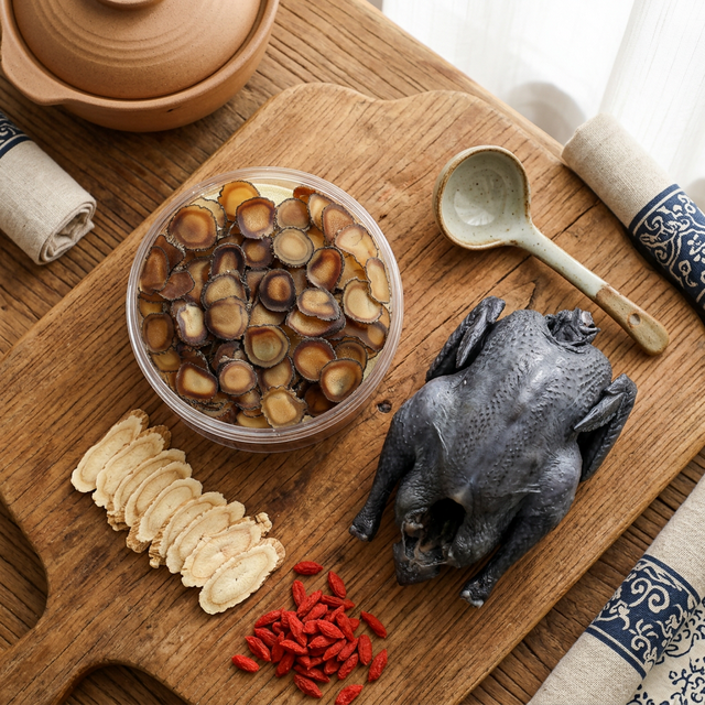 鹿茸蜡片搭配人参枸杞乌鸡的炖汤食材组合