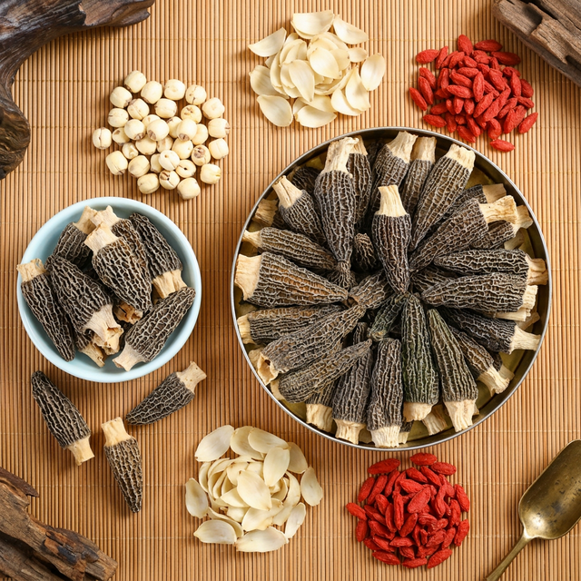 羊肚菌搭配莲子百合枸杞养生食材竹席平铺展示