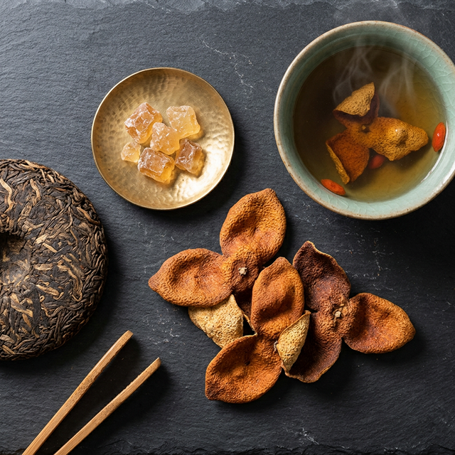 陈皮搭配普洱茶饼和冰糖的养生组合