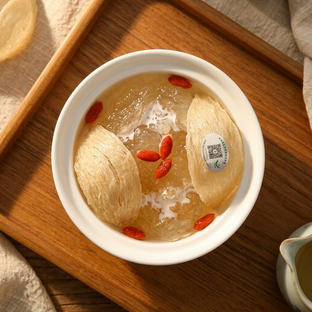 炖好的燕窝搭配枸杞椰汁的成品展示