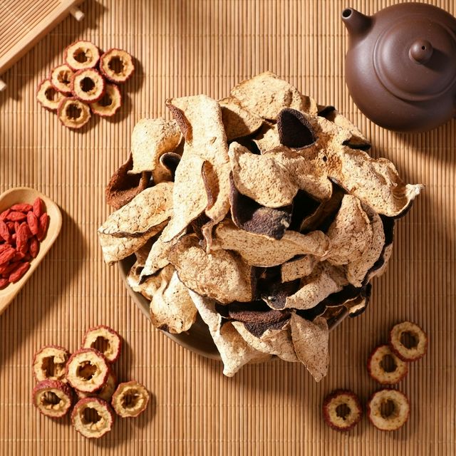 陈皮搭配山楂枸杞等食材平铺展示