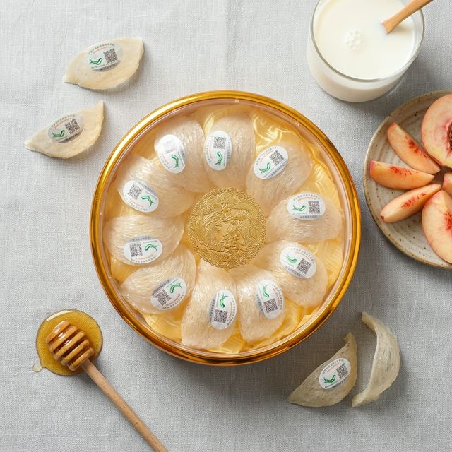 燕窝搭配牛奶蜂蜜红枣等食材平铺展示