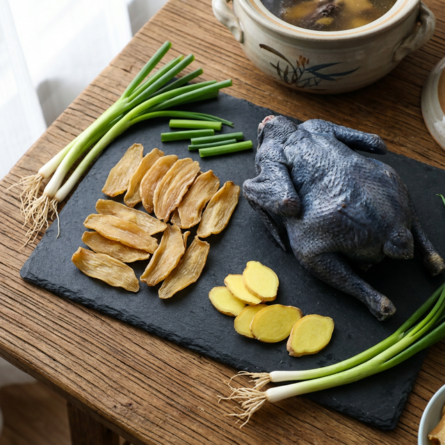 天麻搭配乌鸡生姜等食材准备炖汤的料理场景