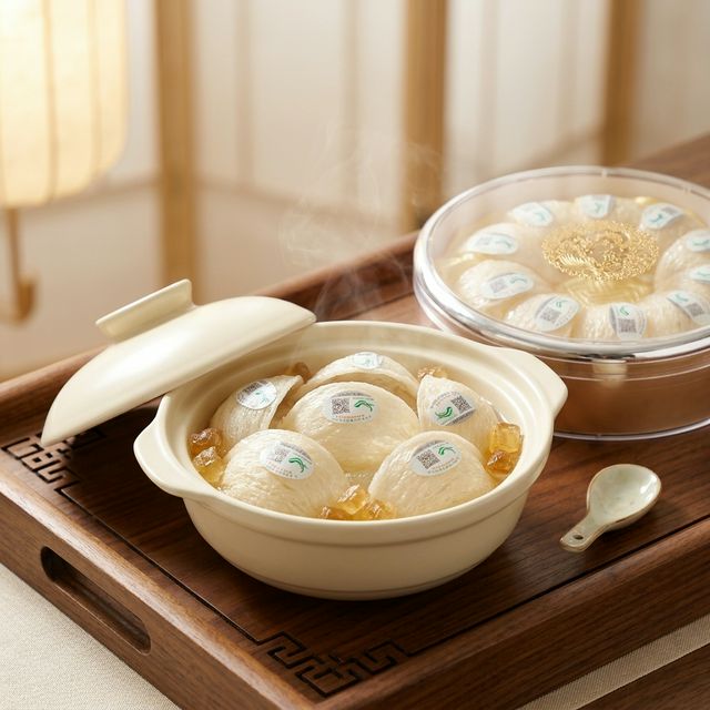 花姿盛燕窝泡发炖煮场景,晶莹剔透的燕丝搭配冰糖