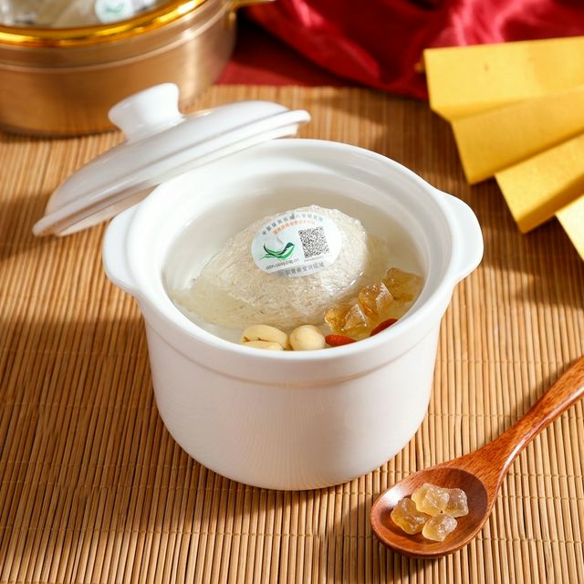 燕窝隔水炖煮场景，晶莹剔透