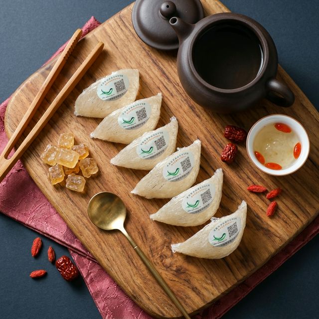 燕窝搭配传统炖煮工具和冰糖