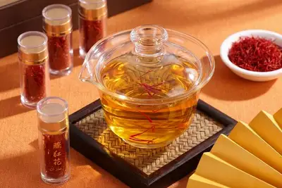 藏红花泡水喝的正确方法，花姿盛老药师详解水温用量冲泡次数附四季饮用时间表 — 养生知识 | 花姿盛养生智慧