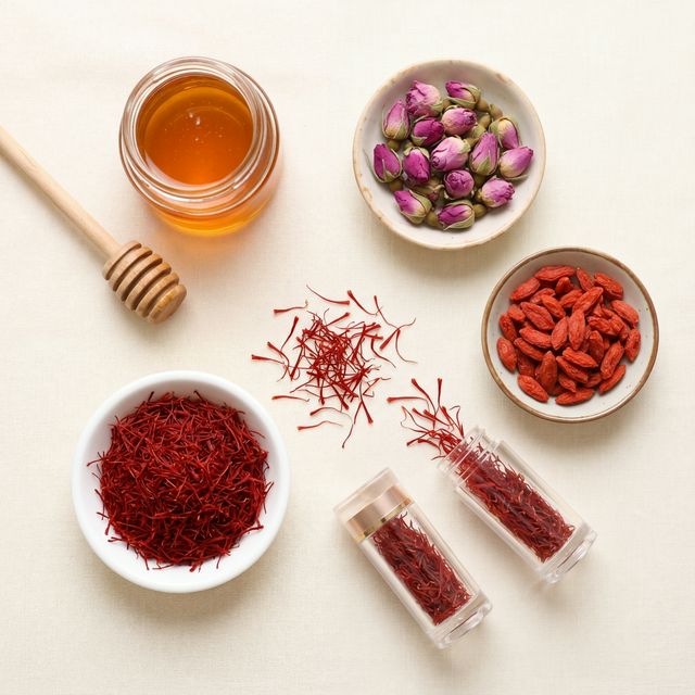 藏红花搭配蜂蜜玫瑰枸杞食材展示