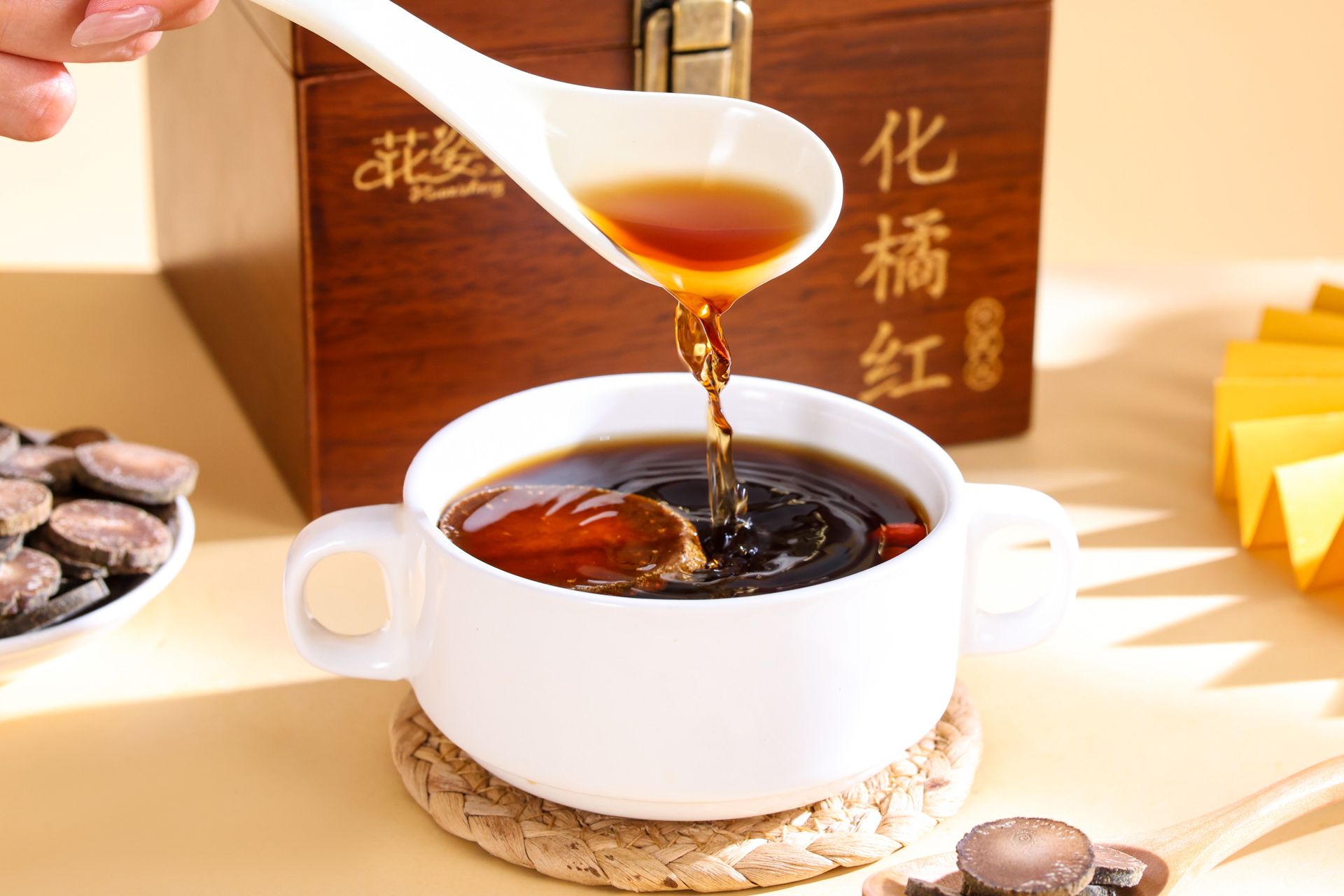 化橘红泡水冲饮场景，金棕色茶汤